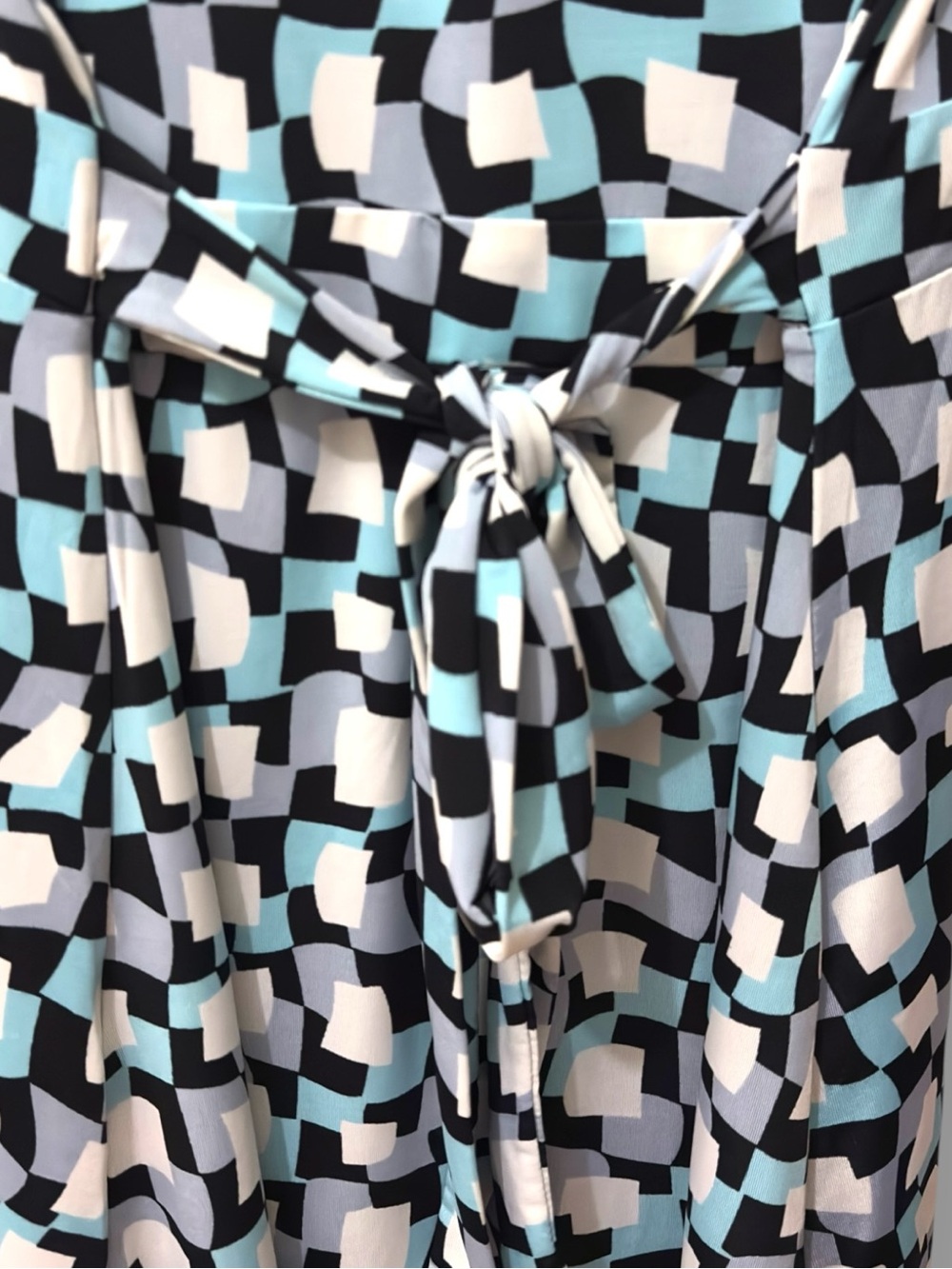 BCBGMaxAzria | EUC Blue White Geometric Print Stretch Wrap Midi Dress (size M) - Picture 5 of 12